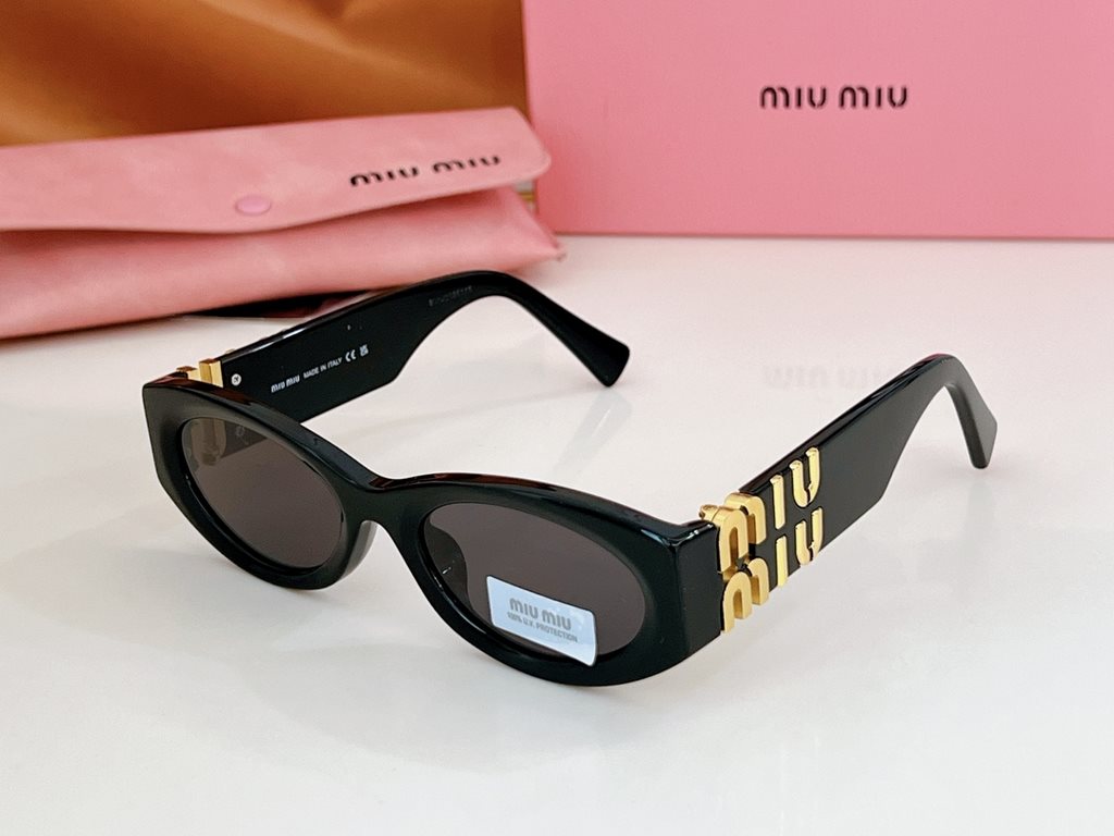 High version of the large logo non-market general merchandise   MIUMIU sunglasses can be salty and sweet!!!! Love it so much!How can beautiful women not have a pair of good-looking sunglassesThis style of sunglasses is r