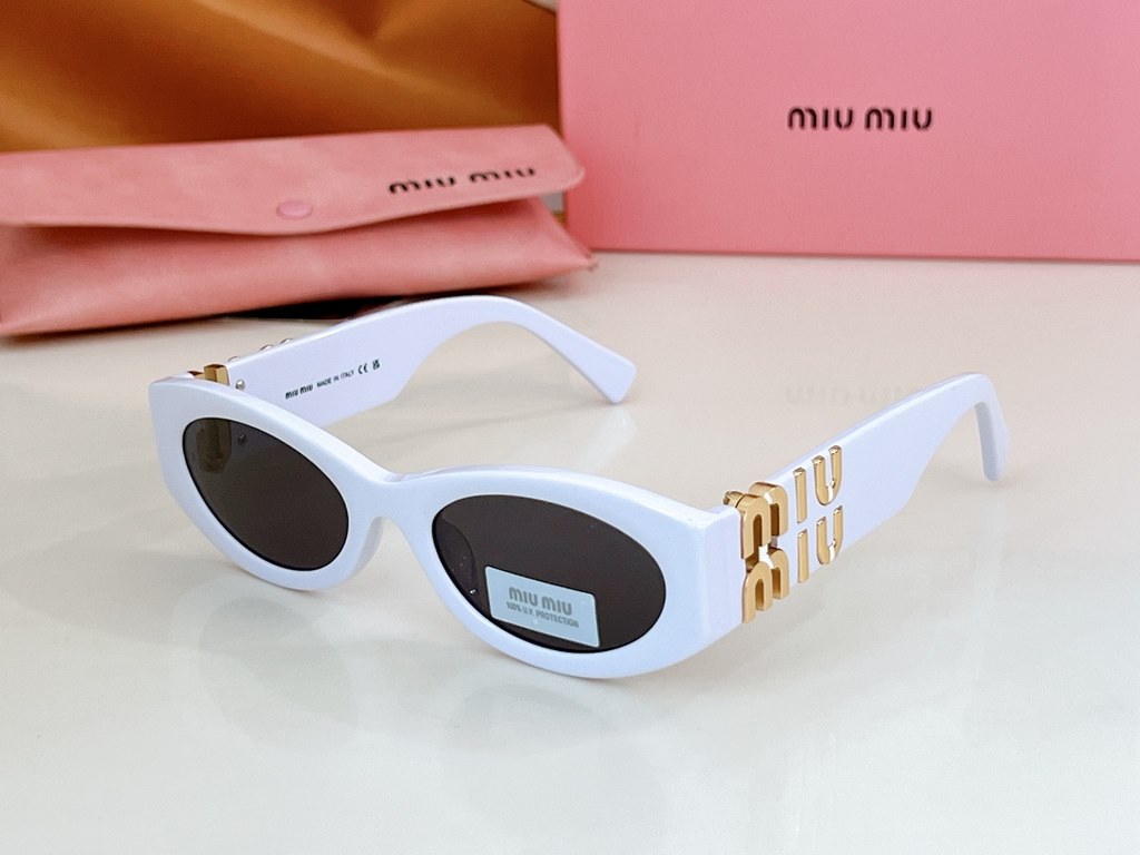 High version of the large logo non-market general merchandise   MIUMIU sunglasses can be salty and sweet!!!! Love it so much!How can beautiful women not have a pair of good-looking sunglassesThis style of sunglasses is r