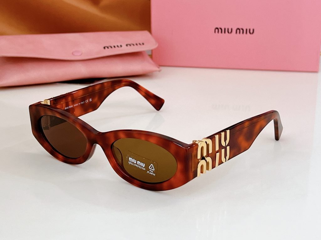 High version of the large logo non-market general merchandise   MIUMIU sunglasses can be salty and sweet!!!! Love it so much!How can beautiful women not have a pair of good-looking sunglassesThis style of sunglasses is r