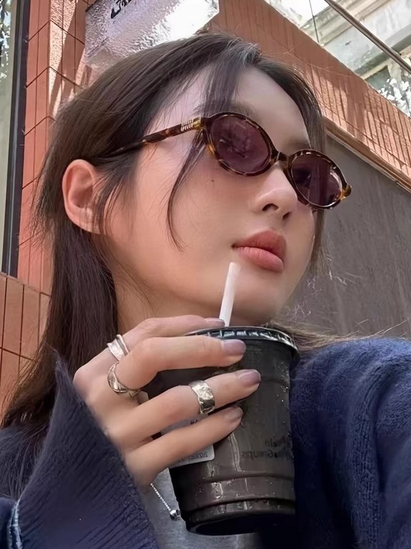 MIUMIU Miu Miu Zhang Yuanying models book nerd retro small round frame sunglasses for men and women 2024 new high-level sense of sunglasses sunshade UV oval street shooting