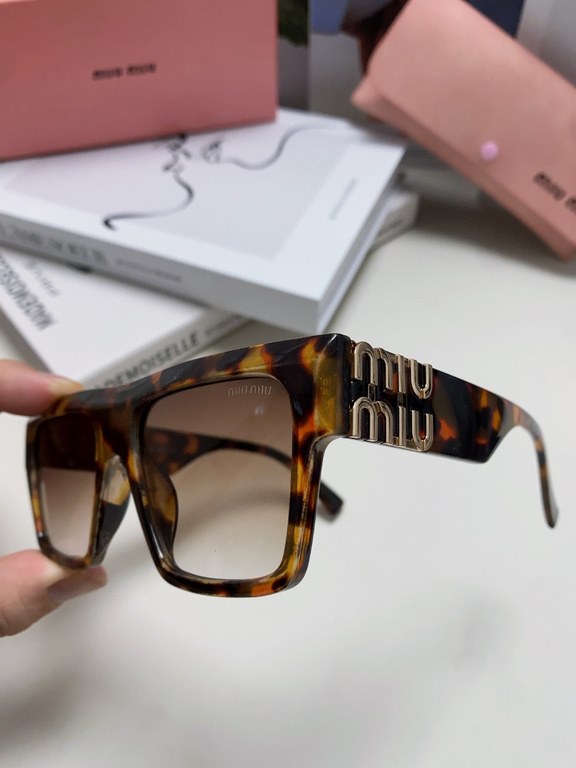 MIUMIU fallacy this year's strongest style women's large frame square frame modification face shape simple large face ladies sunglasses