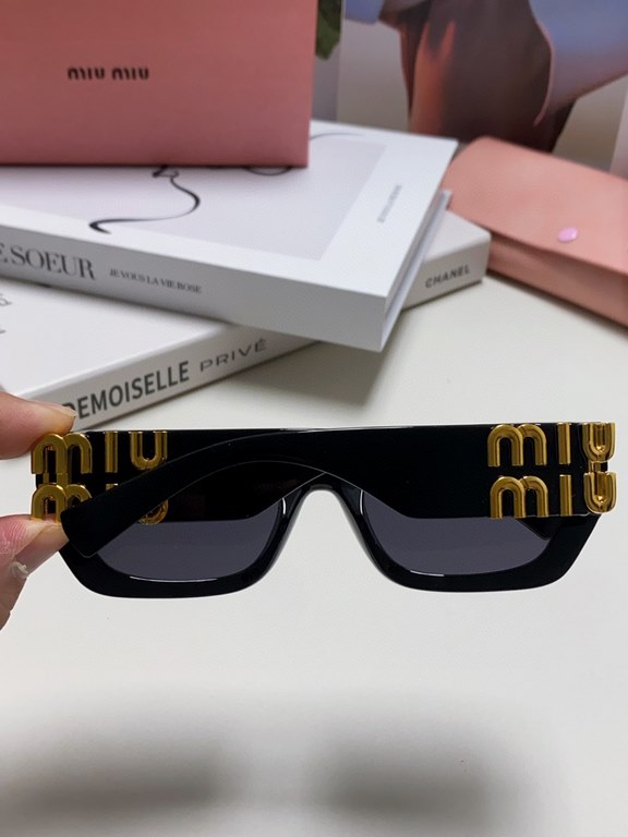 MIUMIU sunglasses are salty and sweet!!!! Love it so much!How can beautiful women not have a pair of good-looking sunglassesThis style of sunglasses is really nice!The miumiulogo on both sides is very chic!The shape is a