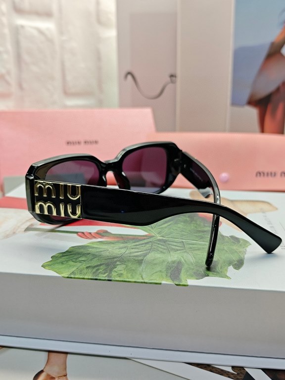 MIUMIU sunglasses are salty and sweet!!!! Love it so much!How can beautiful women not have a pair of good-looking sunglassesThis style of sunglasses is really nice!The miumiulogo on both sides is very chic!The modeling i