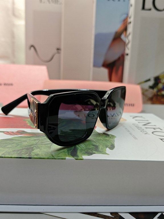 MIUMIU sunglasses are salty and sweet!!!! Love it so much!How can beautiful women not have a pair of good-looking sunglassesThis style of sunglasses is really nice!The miumiulogo on both sides is very chic!The modeling i