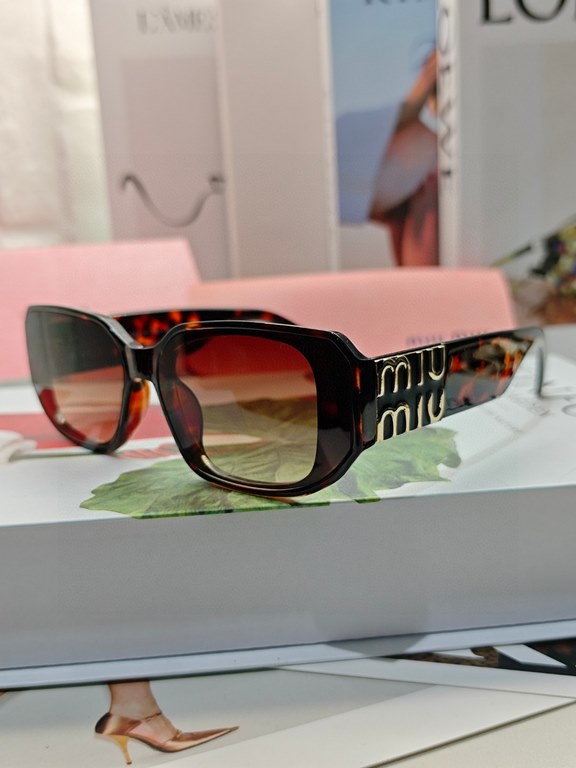 MIUMIU sunglasses are salty and sweet!!!! Love it so much!How can beautiful women not have a pair of good-looking sunglassesThis style of sunglasses is really nice!The miumiulogo on both sides is very chic!The modeling i