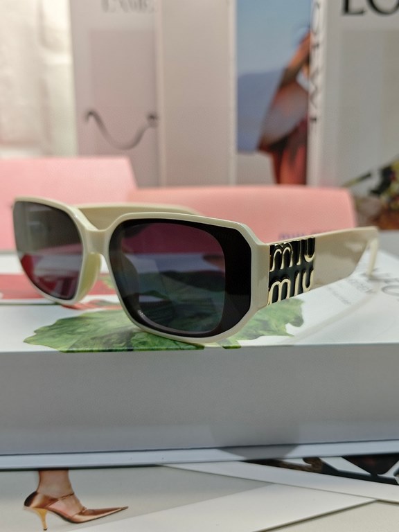 MIUMIU sunglasses are salty and sweet!!!! Love it so much!How can beautiful women not have a pair of good-looking sunglassesThis style of sunglasses is really nice!The miumiulogo on both sides is very chic!The modeling i