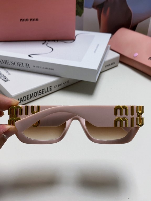 MIUMIU sunglasses are salty and sweet!!!! Love it so much!How can beautiful women not have a pair of good-looking sunglassesThis style of sunglasses is really nice!The miumiulogo on both sides is very chic!The shape is a