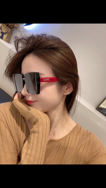 [miumiu polarized]  2023 new   fashionable and elegant sunglasses for women Sunglasses   to create a calm frame, the classic version of the combination of the new creative   inadvertently radiate a superb and extraordina