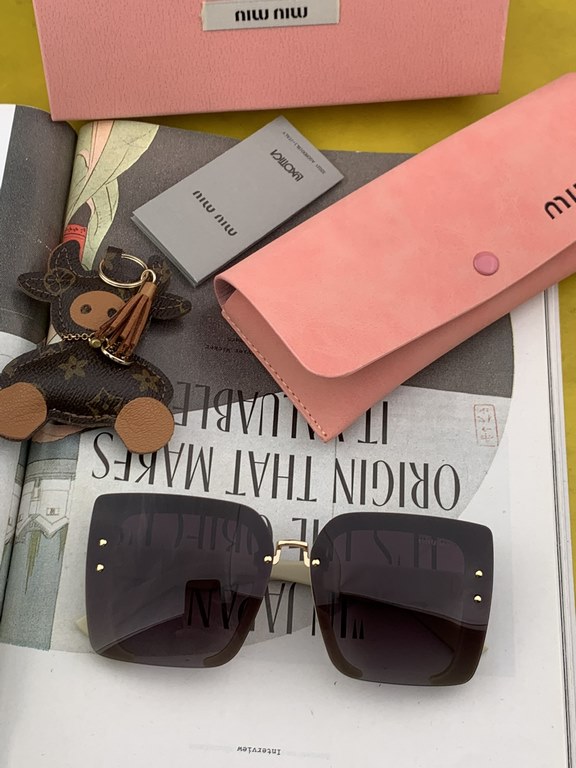 MIUMIU  Miu Miu    2023 spring new models   shiny new models bright debut     sunglasses tide fine personality design simple fashion counter quality worth having absolutely tide explosion Enhance the personal taste of th