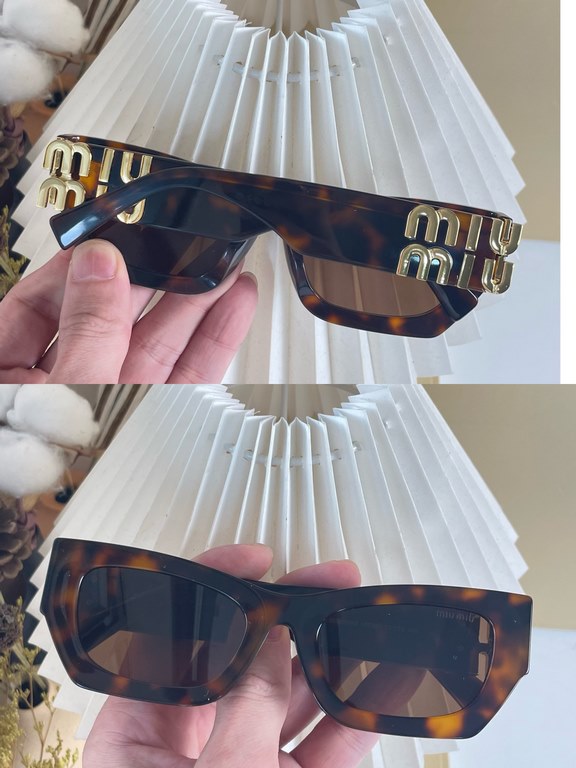 The original MIUMIU sunglasses are salty and sweet!!!! Love it so much!How can beautiful women not have a pair of good-looking sunglassesThis style of sunglasses is really nice!The miumiulogo on both sides is very chic!T