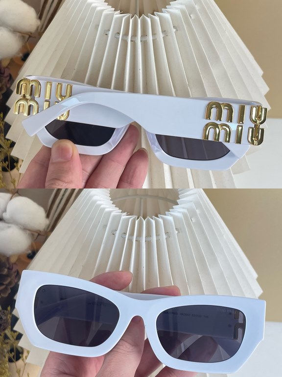 The original MIUMIU sunglasses are salty and sweet!!!! Love it so much!How can beautiful women not have a pair of good-looking sunglassesThis style of sunglasses is really nice!The miumiulogo on both sides is very chic!T