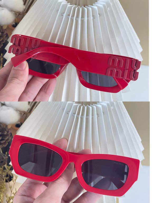 The original MIUMIU sunglasses are salty and sweet!!!! Love it so much!How can beautiful women not have a pair of good-looking sunglassesThis style of sunglasses is really nice!The miumiulogo on both sides is very chic!T