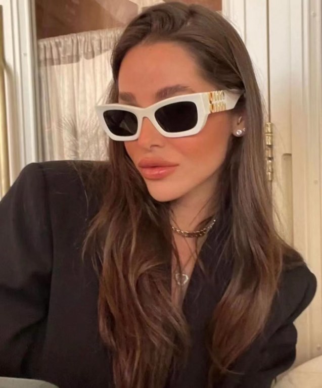 The original MIUMIU sunglasses are salty and sweet!!!! Love it so much!How can beautiful women not have a pair of good-looking sunglassesThis style of sunglasses is really nice!The miumiulogo on both sides is very chic!T