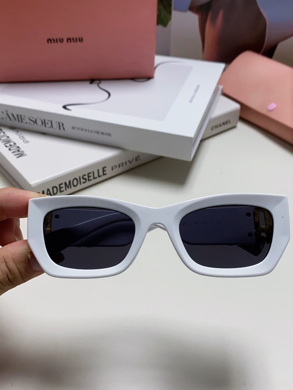 MIUMIU sunglasses are salty and sweet!!!! Love it so much!How can beautiful women not have a pair of good-looking sunglassesThis style of sunglasses is really nice!The miumiulogo on both sides is very chic!The shape is a