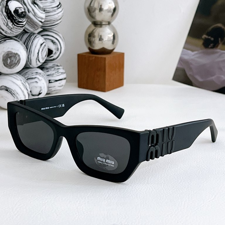 High version of the large logo non-market general merchandise   MIUMIU sunglasses are salty and sweet!!!! Love it so much!How can beautiful women not have a pair of good-looking sunglassesThis style of sunglasses is real