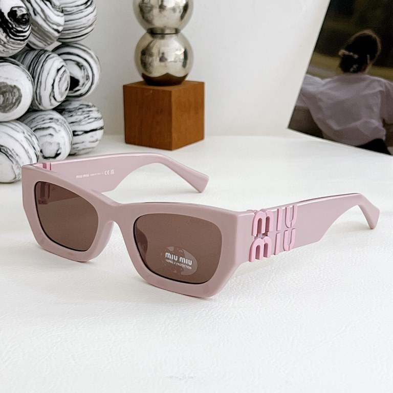 High version of the large logo non-market general merchandise   MIUMIU sunglasses are salty and sweet!!!! Love it so much!How can beautiful women not have a pair of good-looking sunglassesThis style of sunglasses is real