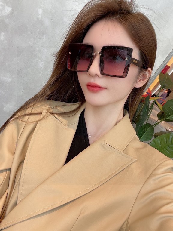 Pmiumiu [tr polarized series].2024 New Polarized Sunglasses Style Multi .Classic square frame design, not picking face shape, whether with a coat or a dress are very temperament.Polarized lenses prevent ultraviolet rays 