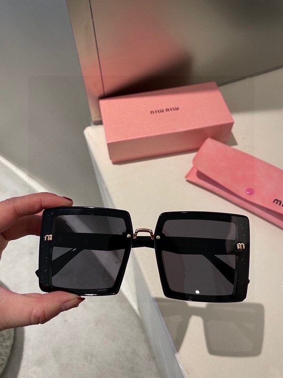 Pmiumiu [tr polarized series].2024 New Polarized Sunglasses Style Multi .Classic square frame design, not picking face shape, whether with a coat or a dress are very temperament.Polarized lenses prevent ultraviolet rays 