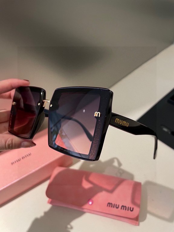 Pmiumiu [tr polarized series].2024 New Polarized Sunglasses Style Multi .Classic square frame design, not picking face shape, whether with a coat or a dress are very temperament.Polarized lenses prevent ultraviolet rays 