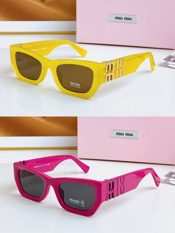 The color to ~ high version of the large logo non-market general merchandise!MIUMIU sunglasses can be salty and sweet!!!! I love it so much!How can beautiful women not have a pair of good-looking sunglassesThis style of 