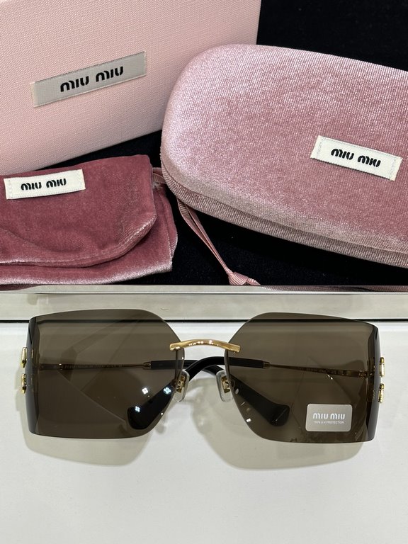 SMU54Y SunglassesThese Miumiu sunglasses are the ultimate in style.A must-have for any fashionista. They look great on the side of your face and protect your eyes from the outside of your fingers. It's not heavy at all a