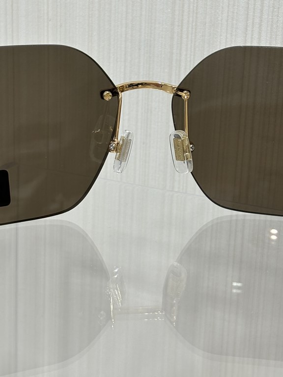 SMU54Y SunglassesThese Miumiu sunglasses are the ultimate in style.A must-have for any fashionista. They look great on the side of your face and protect your eyes from the outside of your fingers. It's not heavy at all a