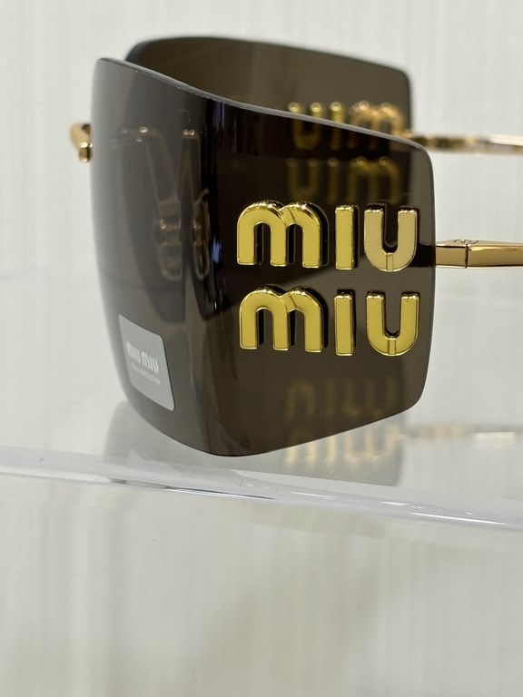 SMU54Y SunglassesThese Miumiu sunglasses are the ultimate in style.A must-have for any fashionista. They look great on the side of your face and protect your eyes from the outside of your fingers. It's not heavy at all a