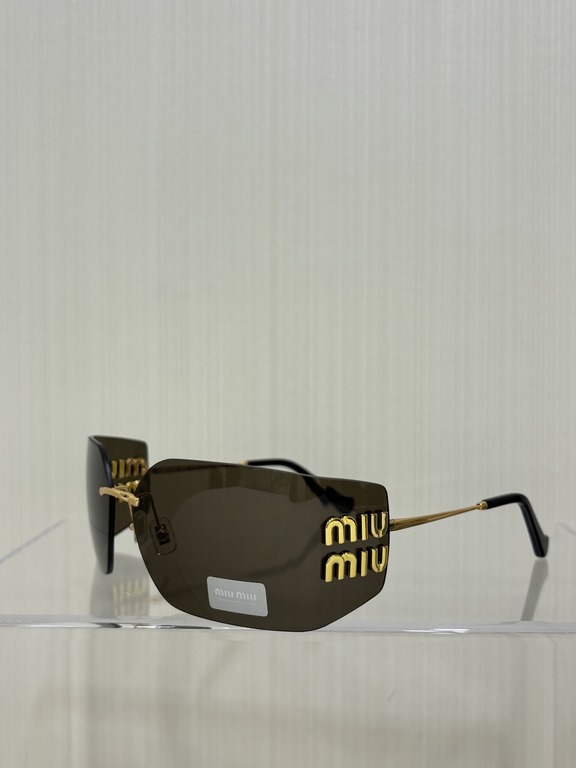 SMU54Y SunglassesThese Miumiu sunglasses are the ultimate in style.A must-have for any fashionista. They look great on the side of your face and protect your eyes from the outside of your fingers. It's not heavy at all a