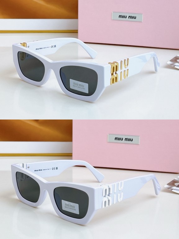 The color to ~ high version of the large logo non-market general merchandise!MIUMIU sunglasses can be salty and sweet!!!! I love it so much!How can beautiful women not have a pair of good-looking sunglassesThis style of 