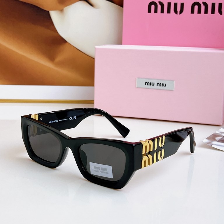 The color to ~ high version of the large logo non-market general merchandise!MIUMIU sunglasses can be salty and sweet!!!! I love it so much!How can beautiful women not have a pair of good-looking sunglassesThis style of 