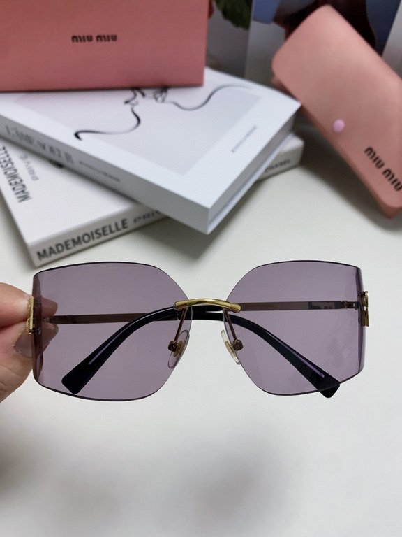 MIUMIU girl's new color is coming ~ want to weld on the face of the sunglasses!Hard goods are not afraid to be late ~ after months of ZP molding to createAny details perfectly reproduced, the official website without col