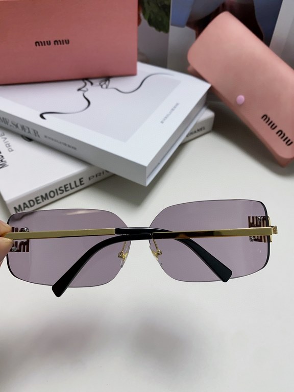 MIUMIU girl's new color is coming ~ want to weld on the face of the sunglasses!Hard goods are not afraid to be late ~ after months of ZP molding to createAny details perfectly reproduced, the official website without col