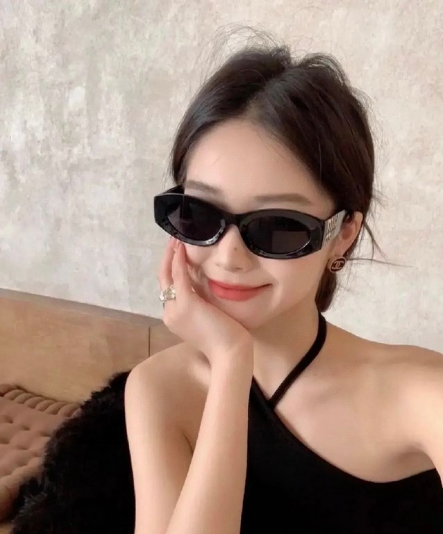 High version of the large logoMIUMIU sunglasses are salty and sweet!!!! Love it so much!How can beautiful women not have a pair of good-looking sunglassesThis style of sunglasses is really nice!The miumiulogo on both sid