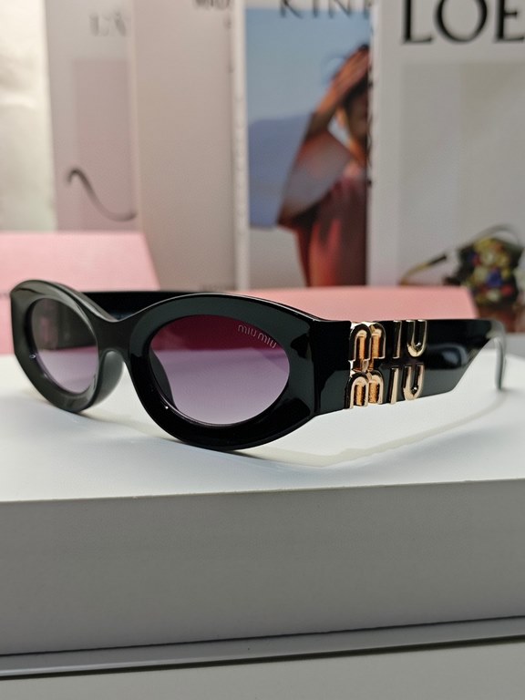 High version of the large logoMIUMIU sunglasses are salty and sweet!!!! Love it so much!How can beautiful women not have a pair of good-looking sunglassesThis style of sunglasses is really nice!The miumiulogo on both sid