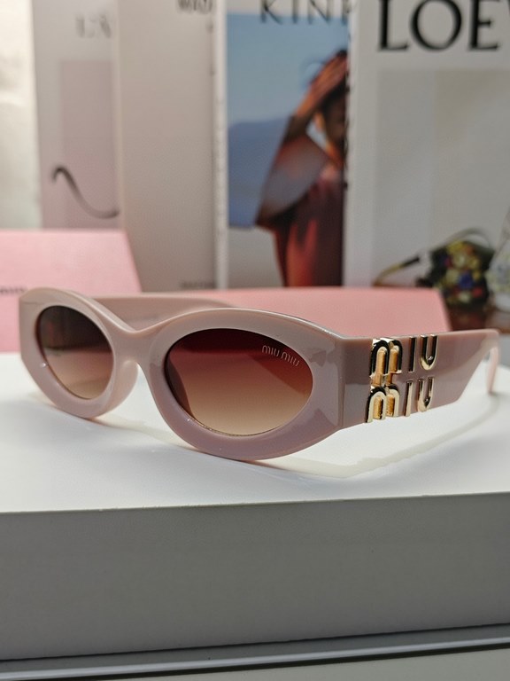 High version of the large logoMIUMIU sunglasses are salty and sweet!!!! Love it so much!How can beautiful women not have a pair of good-looking sunglassesThis style of sunglasses is really nice!The miumiulogo on both sid