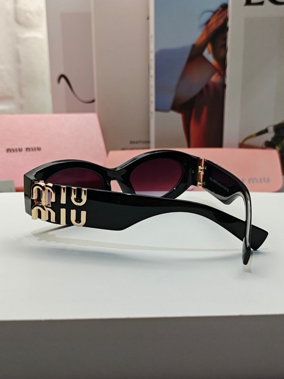 High version of the large logoMIUMIU sunglasses are salty and sweet!!!! Love it so much!How can beautiful women not have a pair of good-looking sunglassesThis style of sunglasses is really nice!The miumiulogo on both sid