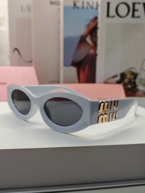 High version of the large logoMIUMIU sunglasses are salty and sweet!!!! Love it so much!How can beautiful women not have a pair of good-looking sunglassesThis style of sunglasses is really nice!The miumiulogo on both sid