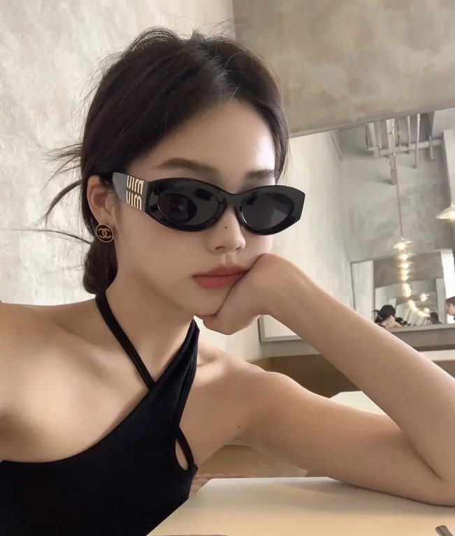 High version of the large logoMIUMIU sunglasses are salty and sweet!!!! Love it so much!How can beautiful women not have a pair of good-looking sunglassesThis style of sunglasses is really nice!The miumiulogo on both sid