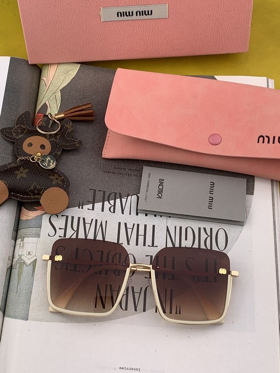 [miumiu polarized]   new   fashionable and elegant sunglasses for women Sunglasses   to create a calm frame, the classic version of the combination of the new creative   inadvertently radiate a superb and extraordinary l