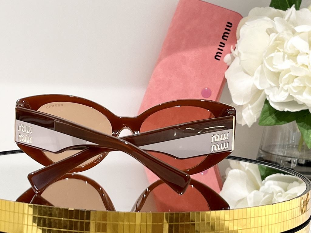 You don't need a big logoSunglasses that look chic without the big logo!Caramel pumpkin color strength whitening king undoubtedlyIt's not picky about face shape, and even a collapsed nose can hold it.MIUMIU SMU 03W