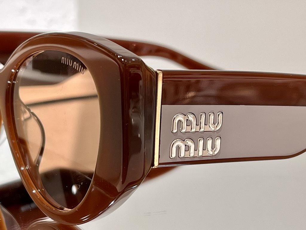 You don't need a big logoSunglasses that look chic without the big logo!Caramel pumpkin color strength whitening king undoubtedlyIt's not picky about face shape, and even a collapsed nose can hold it.MIUMIU SMU 03W