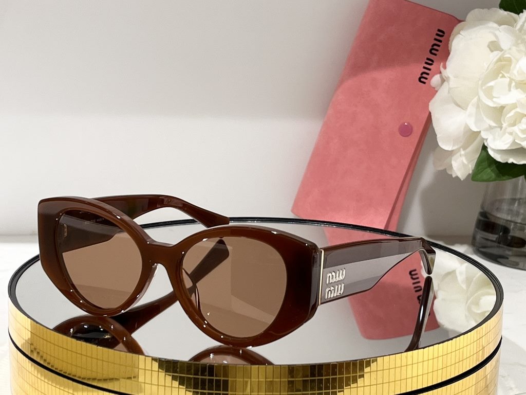 You don't need a big logoSunglasses that look chic without the big logo!Caramel pumpkin color strength whitening king undoubtedlyIt's not picky about face shape, and even a collapsed nose can hold it.MIUMIU SMU 03W