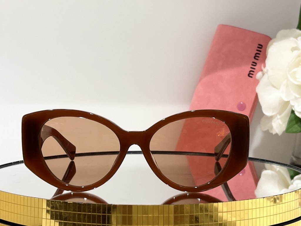 You don't need a big logoSunglasses that look chic without the big logo!Caramel pumpkin color strength whitening king undoubtedlyIt's not picky about face shape, and even a collapsed nose can hold it.MIUMIU SMU 03W