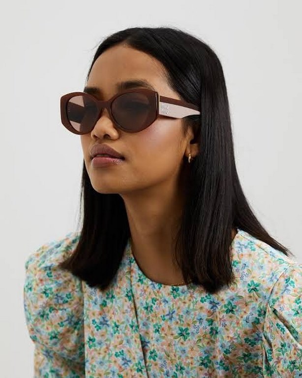 You don't need a big logoSunglasses that look chic without the big logo!Caramel pumpkin color strength whitening king undoubtedlyIt's not picky about face shape, and even a collapsed nose can hold it.MIUMIU SMU 03W