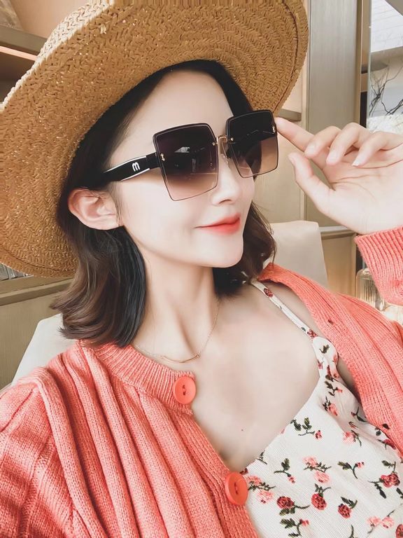 2022 NewBrand,  Miu Miu miumiu women with the same original single polarized sunglasses   TR90 sliced frames   Imported Polaroid HD polarized lenses. Large frame fashion sunglasses  , high-end mirror leg design, the qual