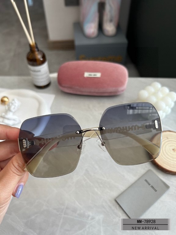 . [Italian fallacy-miumiu] . [Polaroid Resin Polarized Lenses]  . . [TR90 frames are lightweight and comfortable to wear]  . . [size 63-16-147, ] . [ Original sealed packaging 2023 new sunglasses reduce the burden of gla