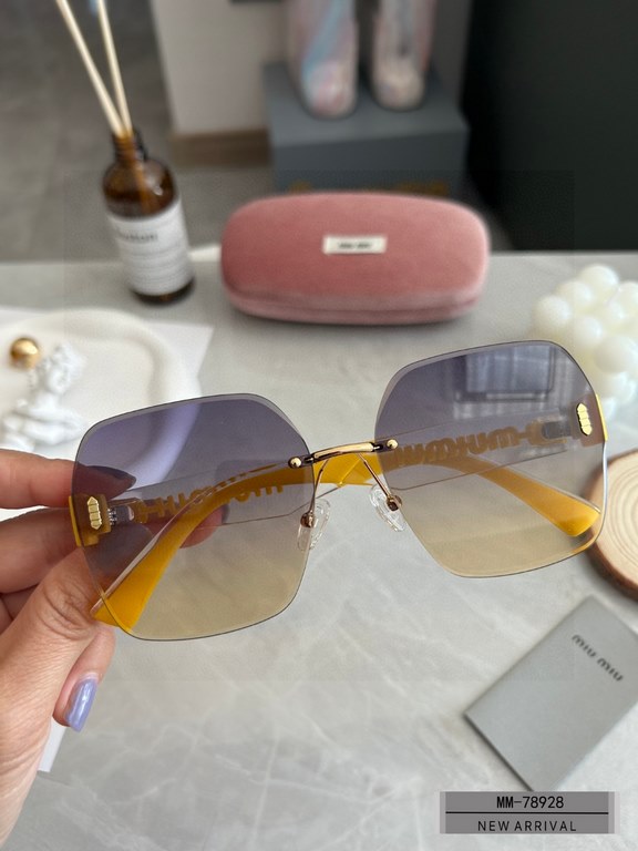 . [Italian fallacy-miumiu] . [Polaroid Resin Polarized Lenses]  . . [TR90 frames are lightweight and comfortable to wear]  . . [size 63-16-147, ] . [ Original sealed packaging 2023 new sunglasses reduce the burden of gla