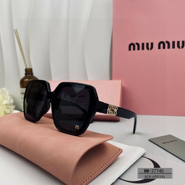 . [Italian fallacy-miumiu] . [Polaroid Resin Polarized Lenses]  . . [TR90 frames are lightweight and comfortable to wear]  . . [size 63-16-147, ] . [  new  sunglasses to reduce the burden of glare, blocking harmful light