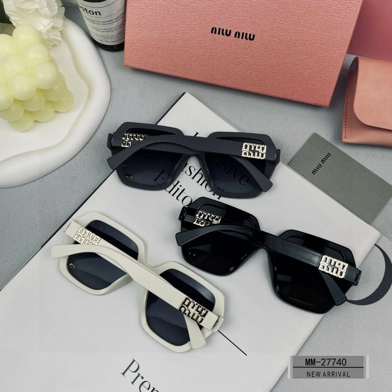 . [Italian fallacy-miumiu] . [Polaroid Resin Polarized Lenses]  . . [TR90 frames are lightweight and comfortable to wear]  . . [size 63-16-147, ] . [  new  sunglasses to reduce the burden of glare, blocking harmful light