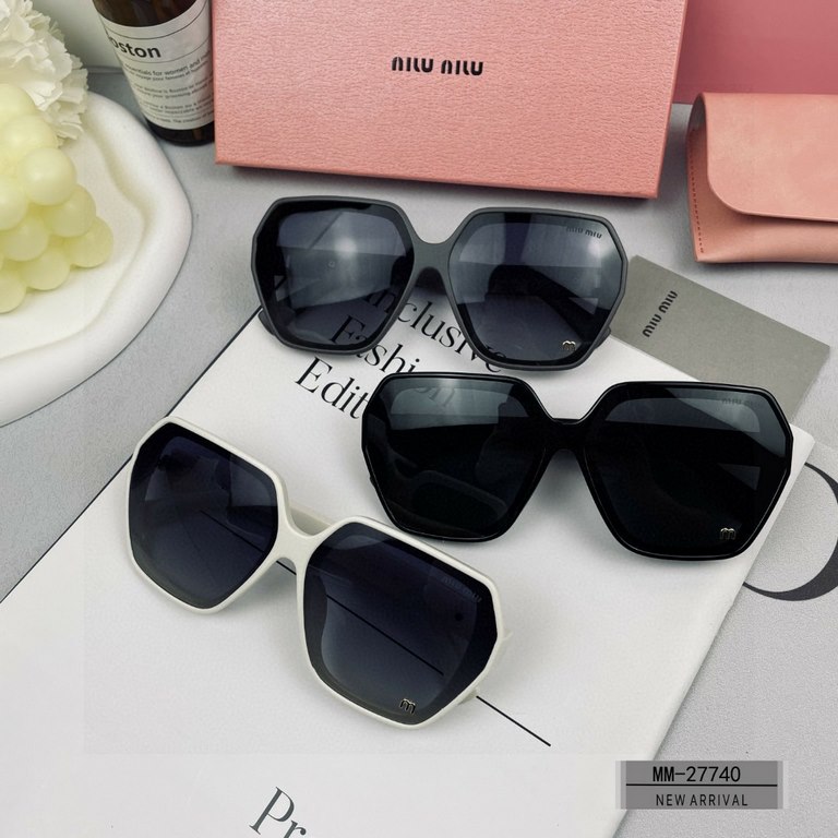 . [Italian fallacy-miumiu] . [Polaroid Resin Polarized Lenses]  . . [TR90 frames are lightweight and comfortable to wear]  . . [size 63-16-147, ] . [  new  sunglasses to reduce the burden of glare, blocking harmful light